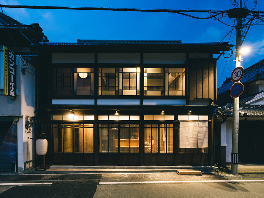 JR田主丸駅 + 駅舎内カフェ「KAPATERIA / カパテリア」 おすすめ宿泊施設 RITA 八女福島 image1